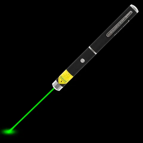 Groene laserpen AG-1 met zichtbare laserstraal in het donker